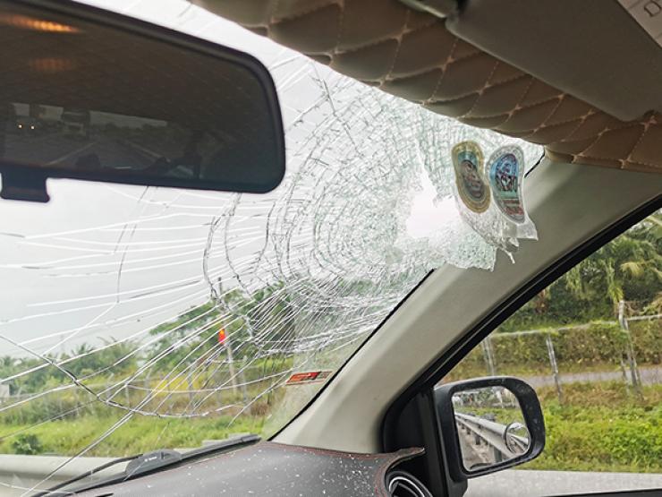 Tin tức trong ngày - Cục đá “khủng” xuyên thủng kính chắn gió ô tô trên cao tốc TP.HCM – Trung Lương