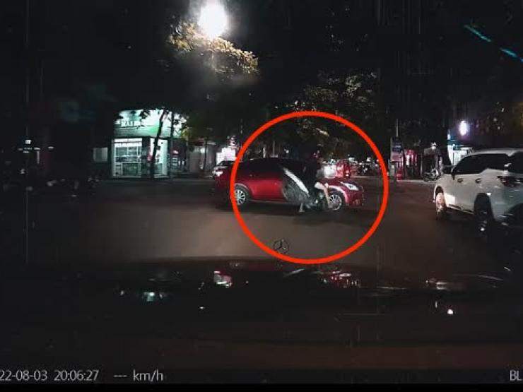 Tin tức trong ngày - Clip: Drift né tai họa bất thành, xe máy tông hỏng ô tô
