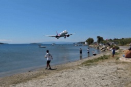 Phi thường - kỳ quặc - Video: Kinh ngạc khoảnh khắc máy bay hạ độ cao thấp chưa từng thấy, sát đầu khách du lịch