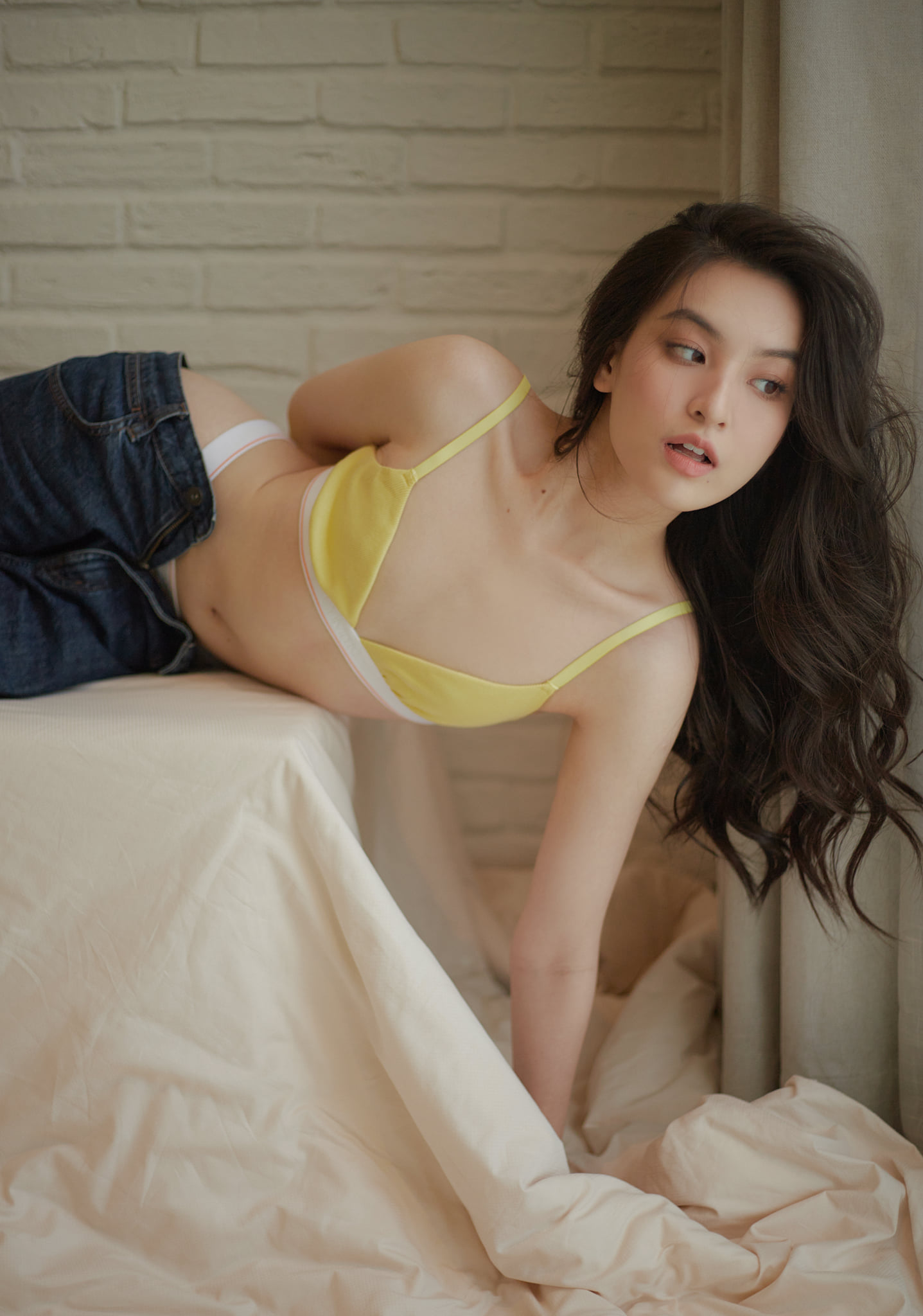&#34;Hot girl 8.5 IELTS&#34; diện váy lụa đi biển, đơn giản nhưng hút bao ánh nhìn - 6