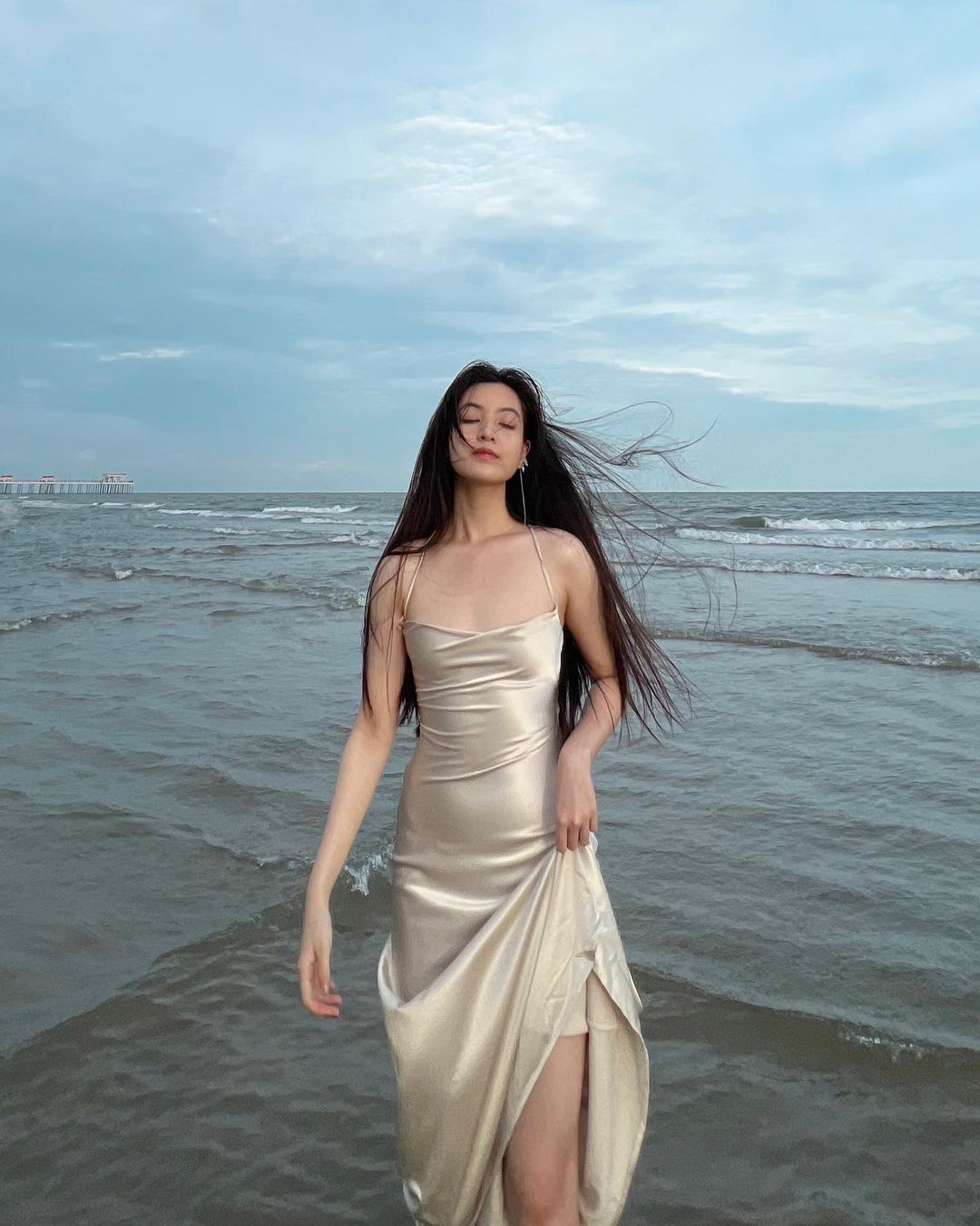 &#34;Hot girl 8.5 IELTS&#34; diện váy lụa đi biển, đơn giản nhưng hút bao ánh nhìn - 2