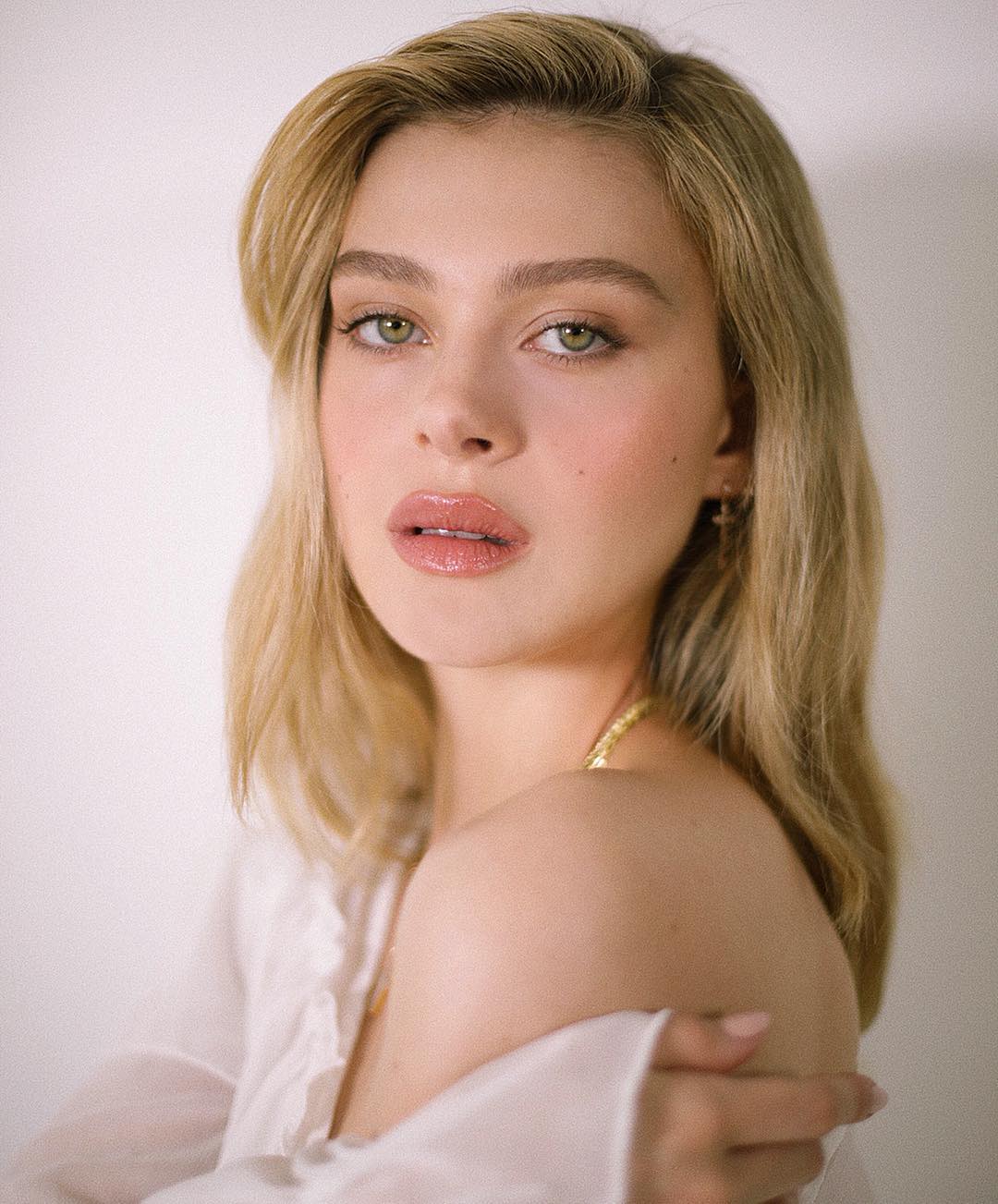 Nicola Peltz được biết đến với tư cách diễn viên, con dâu nhà Backham.