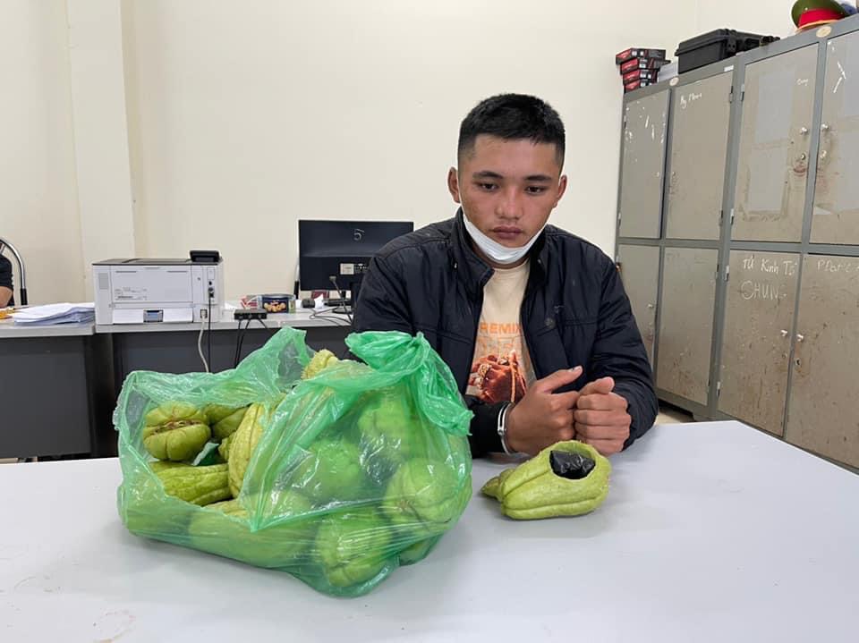 Tráng A Sua tại trụ sở công an.