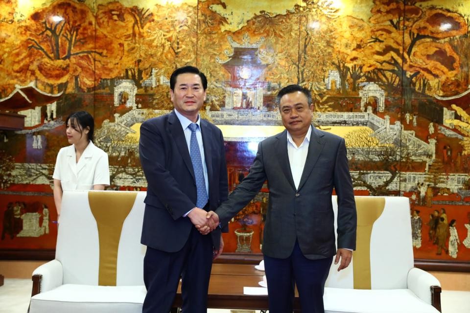 Chủ tịch UBND TP Hà Nội Trần Sỹ Thanh (phải) tiếp Chủ tịch Hiệp hội giao lưu văn hóa – kinh tế Việt Nam - Hàn Quốc Kim Kil Soo