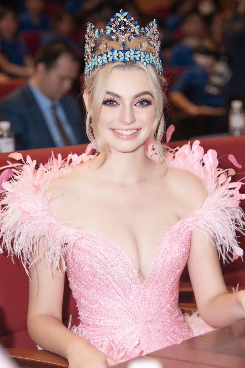 Người đẹp Ba Lan xinh như công chúa trong sự kiện họp báo trước chung kết Miss World Vietnam 2022.