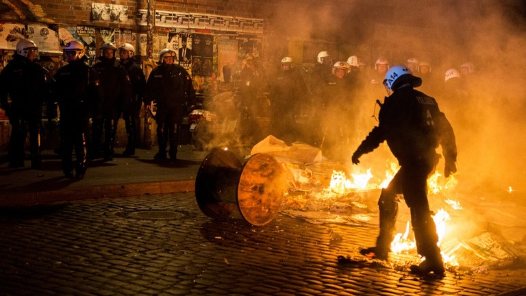 Cảnh sát Đức đụng độ với người biểu tình ở Hamburg năm 2018 (ảnh: RT)