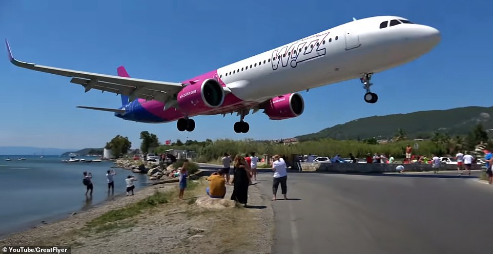 Máy bay hạ độ cao khi áp sát đường băng trên một hòn đảo ở Hy Lạp.