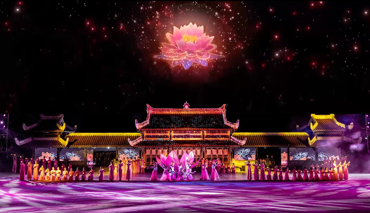 Sự chuyển động của đài sen thể hiện khát vọng chung