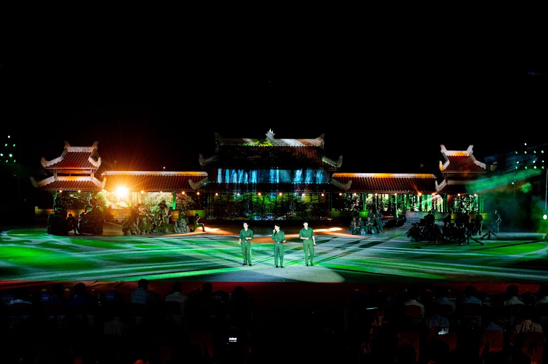 Vượt qua khó khăn, ê-kíp đã mang tới một chương trình nghệ thuật đặc sắc