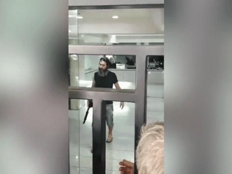 Thế giới - Video: Tay súng cố thủ ở ngân hàng Liban suốt 7 giờ để rút 210.000 USD của chính mình