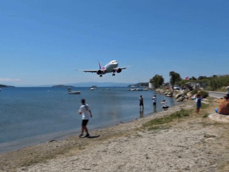 Phi thường - kỳ quặc - Video: Kinh ngạc khoảnh khắc máy bay hạ độ cao thấp chưa từng thấy, sát đầu khách du lịch