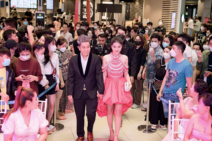 Chủ tịch Vinvin Skin tặng quà và xe sang tại sự kiện “Em là để yêu” - 1