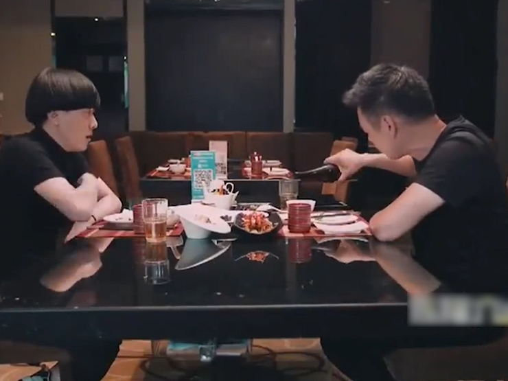 Clip hài hước - Bạn cũ lâu ngày gặp nhau lại tranh nhau trả tiền và cái kết