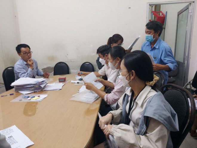 Doanh nghiệp nộp hồ sơ đề nghị hỗ trợ tiền thuê nhà cho người lao động tại UBND quận 1, TP HCM. Ảnh: CAO HƯỜNG