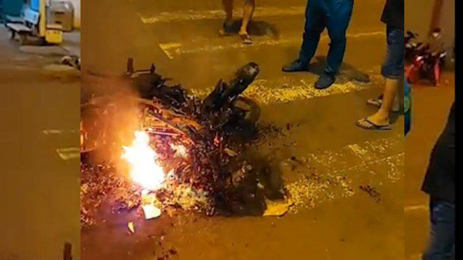 Chiếc xe máy bị đốt cháy rụi