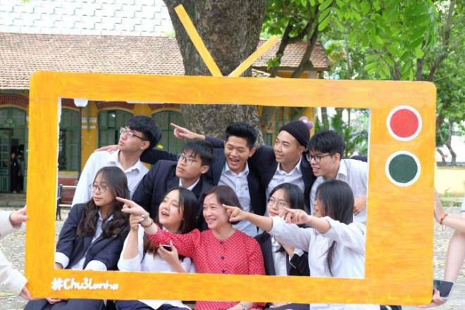 Hải Bình bên cô giáo và các bạn.