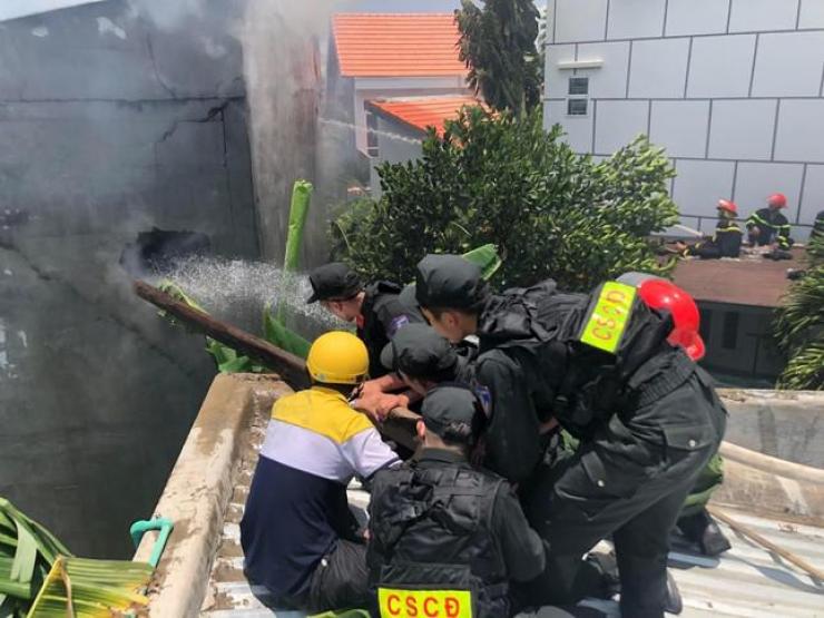 Tin tức trong ngày - Cháy lớn trong căn nhà 2 tầng, 3 nạn nhân vẫn còn kẹt bên trong