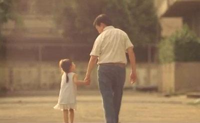 Người cha đóng vai trò then chốt đối với sự phát triển tâm lý của con gái ngay từ khi chúng mới chào đời. (Ảnh minh họa)