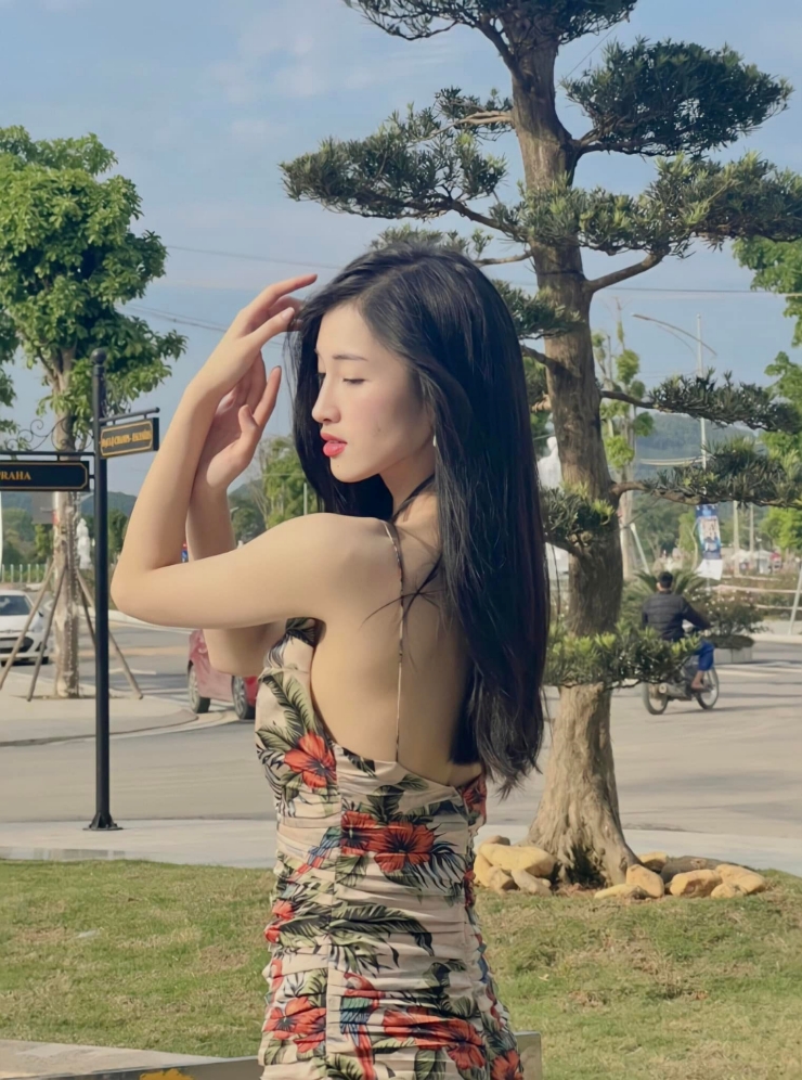 Phương Nhi cao 1m70 với số đo 80 - 57 - 88cm.

