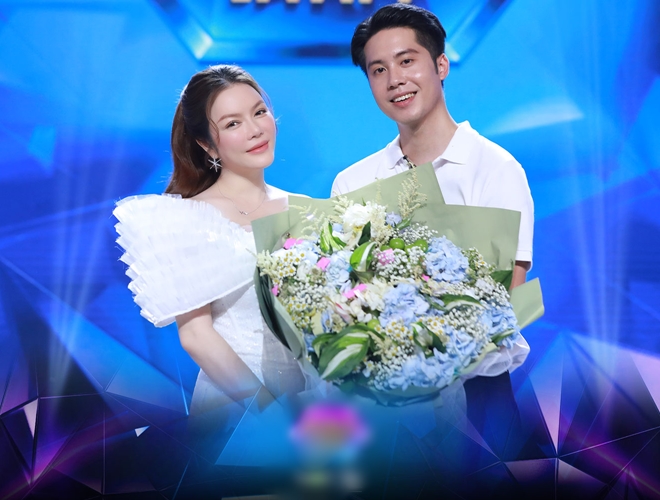 Thái Khoa chủ động nhận hoa từ Thanh Nhàn