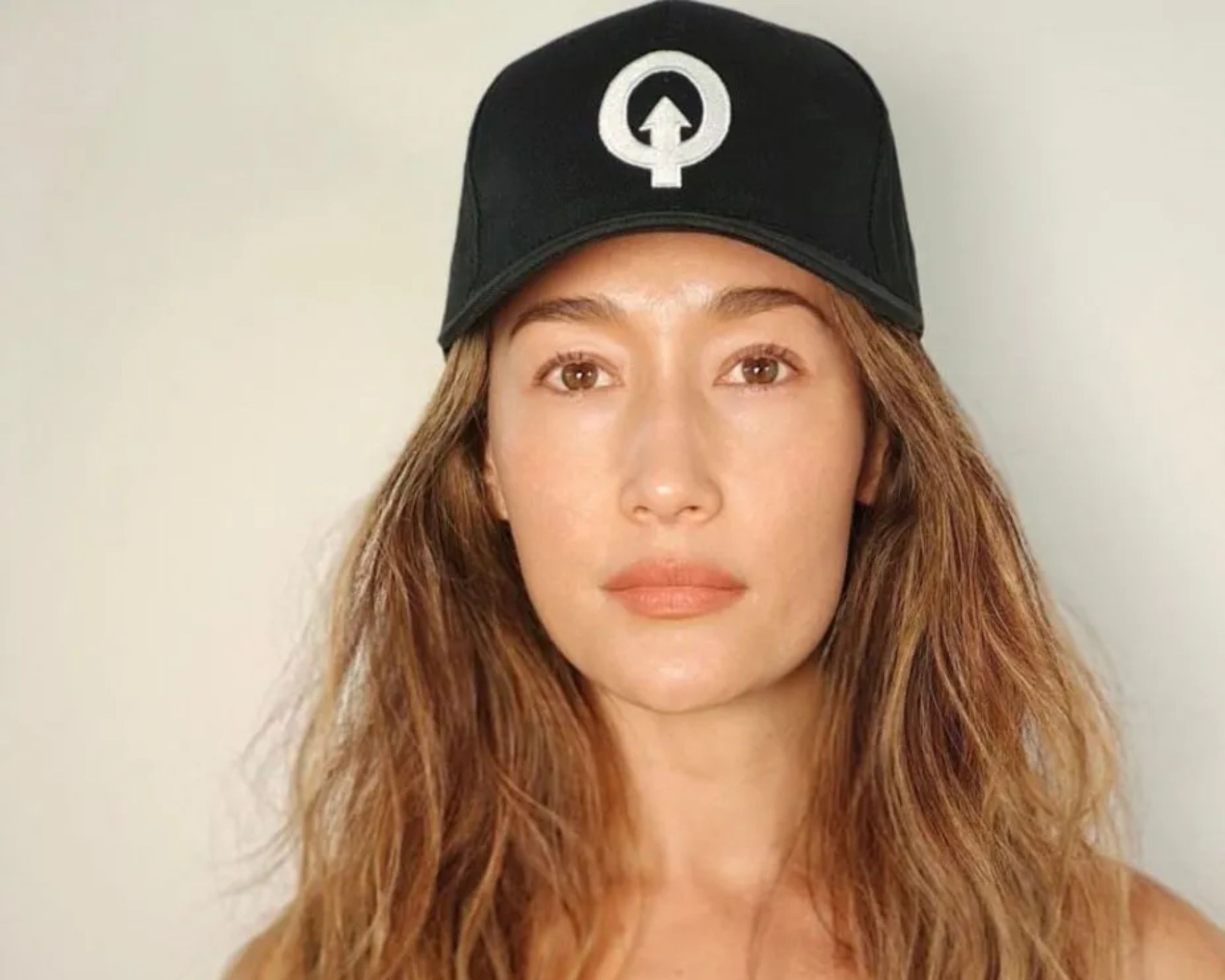 Lý Mỹ Kỳ sinh ra trong một gia đình nghèo khó đông anh chị em . 