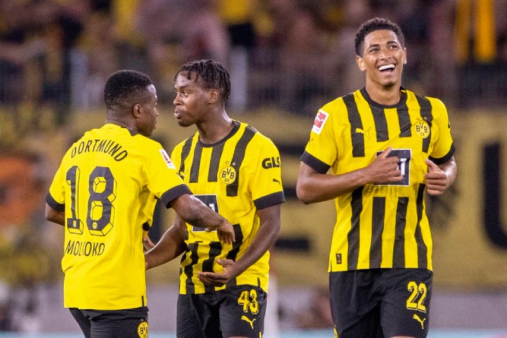 Dortmund lội ngược dòng trước Freiburg để chiếm ngôi đầu bảng