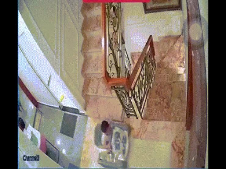 Phi thường - kỳ quặc - Clip bé trai ngồi xe tập đi suýt lao xuống cầu thang khiến ai nấy muốn "rụng tim"