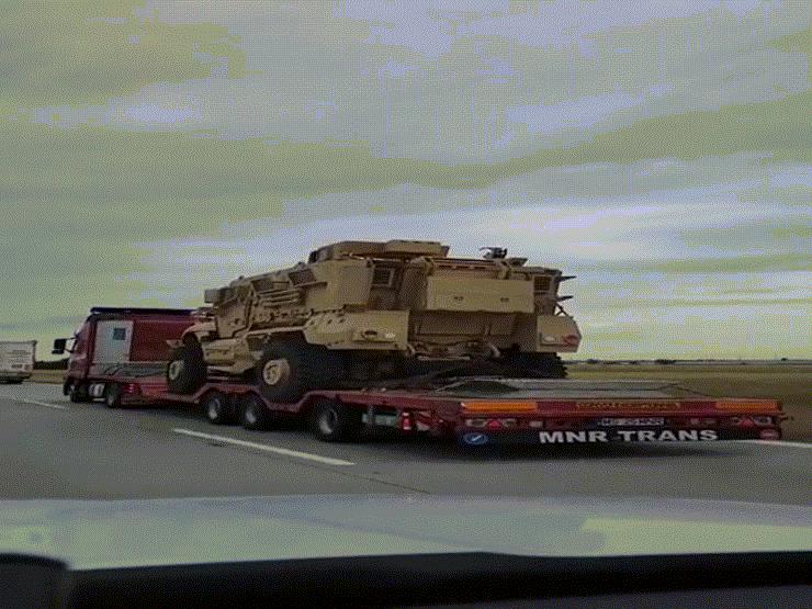 Thế giới - Cận cảnh đoàn xe bọc thép của Mỹ tiến vào Ukraine