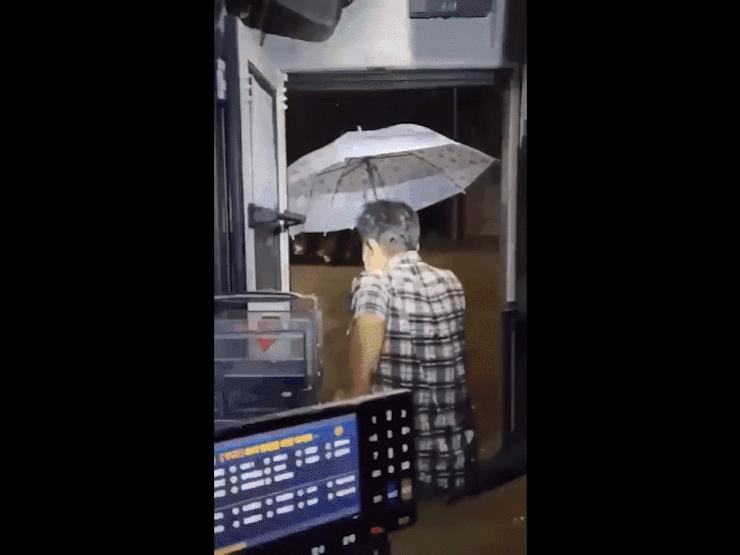 Ô tô - Clip: Tài xế xe bus trả khách nơi nước ngập đến tận ngực