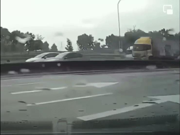 Xe máy - Xe đạp - Clip: Xe máy trượt ngã, lái xe may mắn chạy thoát trước đầu xe tải