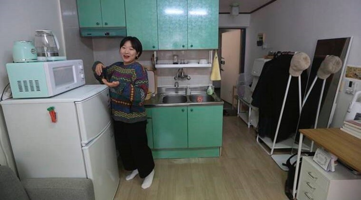 Kiểu căn hộ bán ngầm từng xuất hiện trong bộ phim Hàn Quốc  “Ký sinh trùng” (Parasite) thể hiện sự chênh lệch về mức sống và khoảng cách giàu nghèo trong xã hội Hàn Quốc.
