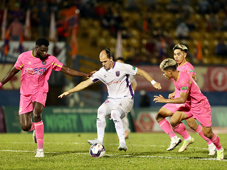 Bóng đá - 3 "lão tướng" tổng 108 tuổi xung trận, Bình Dương thắng trận đầu ở sân nhà