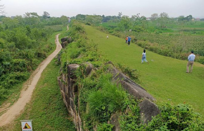 Đây là tòa thành đá rất đặc biệt, được xây dựng ở một vị trí bằng phẳng, xung quanh 4 hướng là những khu dân cư đông đúc. Người dân địa phương vẫn qua lại, làm việc, vui chơi ở Thành nhà Hồ, tạo cho di sản thế giới này những khung cảnh rất bình dị, đời thường - Ảnh: Tuấn Minh