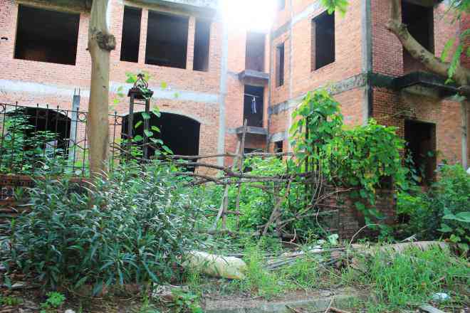 Công viên cây xanh của Khu đô thị cỏ
mọc tràn lan, không được dọn dẹp, quét tước.