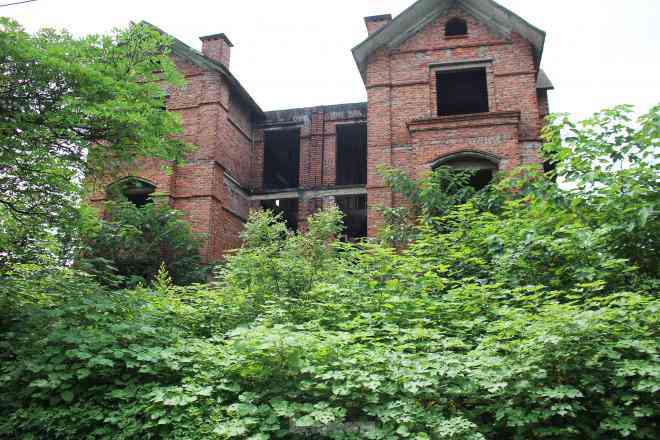 Cách Khu đô thị Hoàn Sơn không xa, là
một khu đô thị khác cũng bỏ hoang lâu năm.