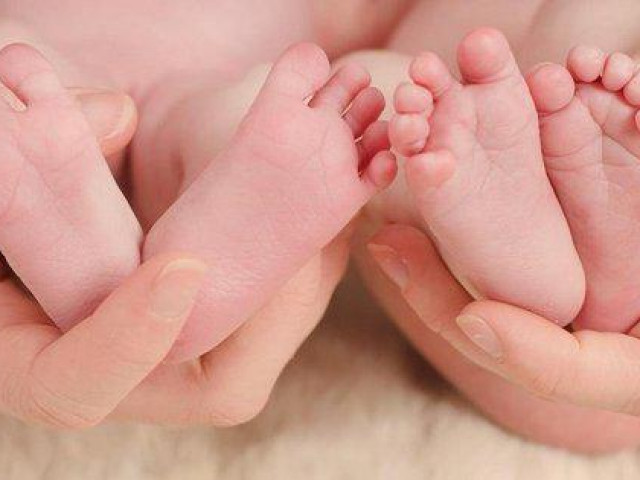 Bạn trẻ - Cuộc sống - Chưa kịp vui mừng mấy ngày vì bồ nhí sinh đôi cặp con trai kháu khỉnh thì phát hiện ra sự thật gây sốc