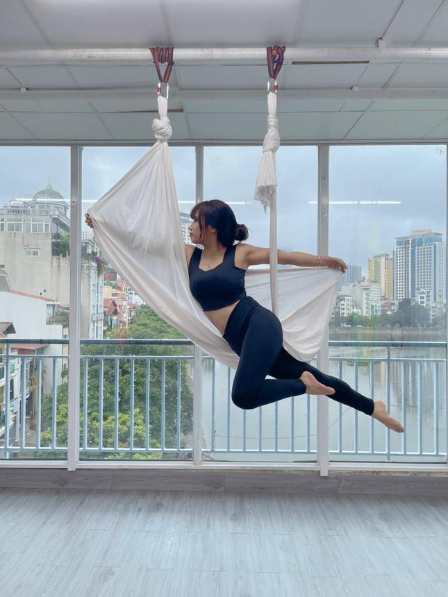 Chị Phương Lan gắn bó với yoga bay vì nó mang đến những xúc cảm mới mẻ xen lẫn mạo hiểm