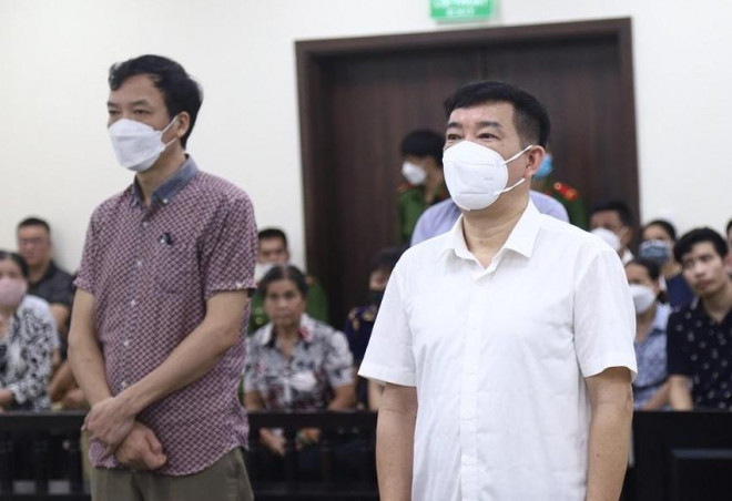 Các bị cáo nghe tòa tuyên án sáng 14-8. Ảnh: Uyên Trang
