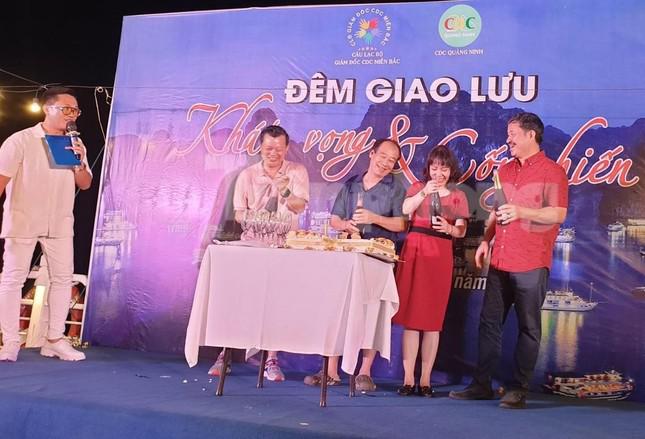 Ông Nguyễn Bình Minh tổng Giám đốc Công ty Cổ phần Y tế Đức Minh (áo đỏ ngoài cùng bên phải) cùng ông Ninh Văn Chủ, cựu Giám đốc CDC Quảng Ninh (thứ 2 từ trái sang) tại đêm giao lưu