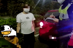 Giáo dục - du học - Bé 8 tuổi dắt em 4 tuổi lượm ve chai lúc nửa đêm: Đừng vì công việc mà bỏ bê con