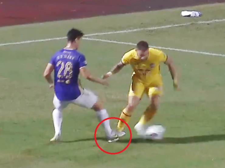 Bóng đá - Tranh cãi "Siêu kinh điển" Hà Nội - HAGL: Duy Mạnh phạm lỗi, chủ nhà thoát 11m