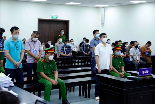 Bị cáo Phùng Anh Lê (áo trắng) cùng nhóm đồng phạm tại tòa.