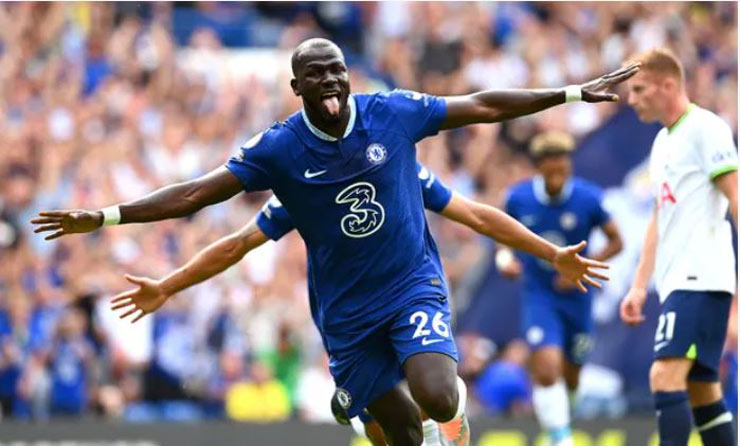 Trung vệ tân binh Kalidou Koulibaly ghi bàn mở tỷ số đẹp ngỡ ngàng cho Chelsea trước Tottenham