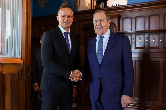 Ngoại trưởng Hungary Peter Szijjarto (trái) đến Moscow gặp người đồng cấp Nga Sergei Lavrov vào cuối tháng trước.