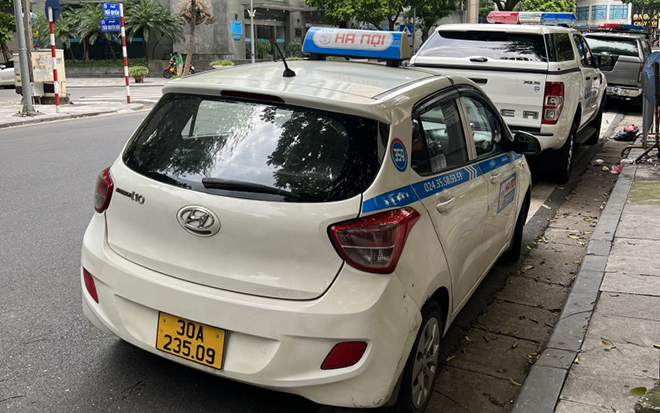 Xe taxi “chặt chém” du khách bị Công an quận Hoàn Kiếm xử lý nghiêm.