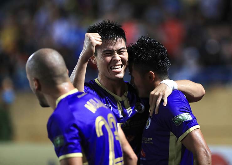 CLB Hà Nội thắng HAGL 2-1 để nâng cách biệt giữa hai đội ở đầu bảng V-League lên 7 điểm