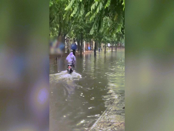 Xe máy - Xe đạp - Clip: Thanh niên không "lượng sức" khi phi xe máy vào vùng ngập nước và cái kết