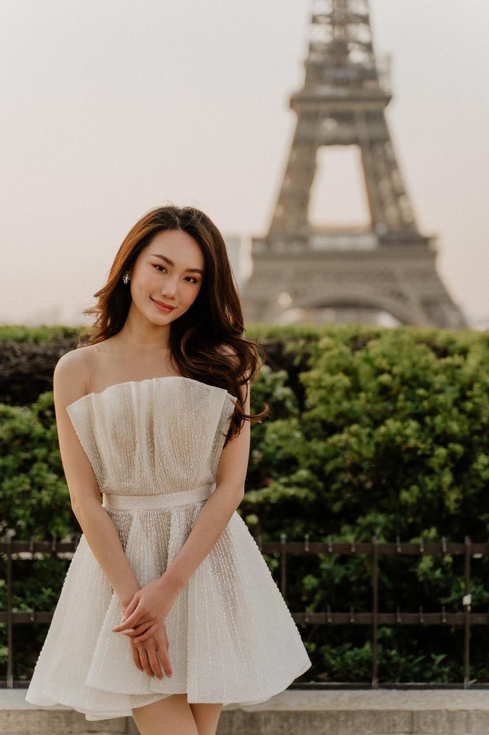 Hoàng Mỹ An vừa tung bộ ảnh chụp tại Paris, Pháp. Đây là phần thưởng nữ nghệ sĩ tự tặng bản thân sau khi tốt nghiệp đại học Nam California (USC- Mỹ) chuyên ngành Công nghiệp Âm nhạc với số điểm gần như tuyệt đối: 3.95/4.0 GPA.