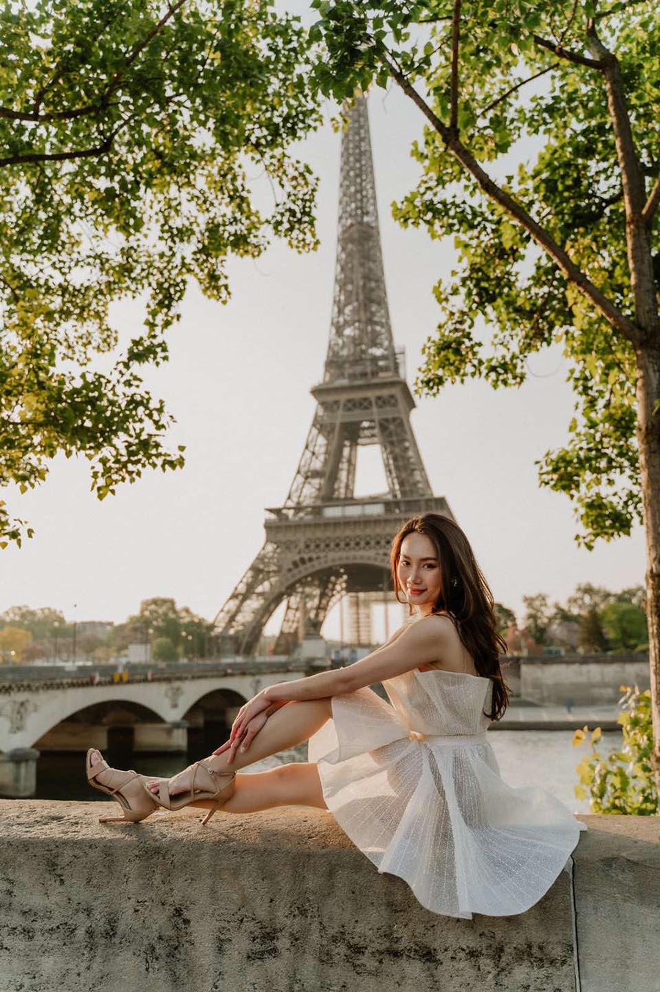 Cô chọn tham quan các địa danh gắn liền với Paris, Pháp như Tháp Eiffel, Bảo tàng Musée du Louvre, Cafe Saint Honoré, Bảo tàng Nhà hát Opera. Tại mỗi địa điểm, Hoàng Mỹ An chọn trang phục khác nhau để phù hợp bối cảnh và khoe sắc vóc ngày càng rạng rỡ. Từ váy trắng đơn giản đến vest sang trọng, kiêu sa, Hoàng Mỹ An đều thể hiện được thần thái cuốn hút qua từng khoảnh khắc.