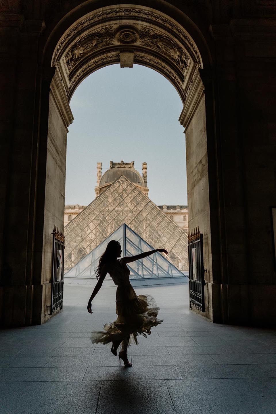 Mỹ nhân sinh năm 1996 hiện là "gà cưng" của Trung tâm ca nhạc Thuý Nga Paris. Cô được khán giả hải ngoại yêu thích nhờ tài năng vũ đạo, giọng hát nội lực, từng lưu diễn hơn 30 thành phố trong và ngoài nước Mỹ.